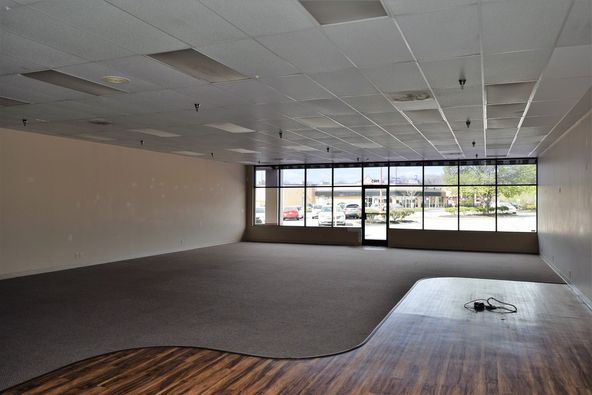 Manhattan Place Shopping Center: 1175 Oak Ridge Turnpike, Oak Ridge, TN 37830